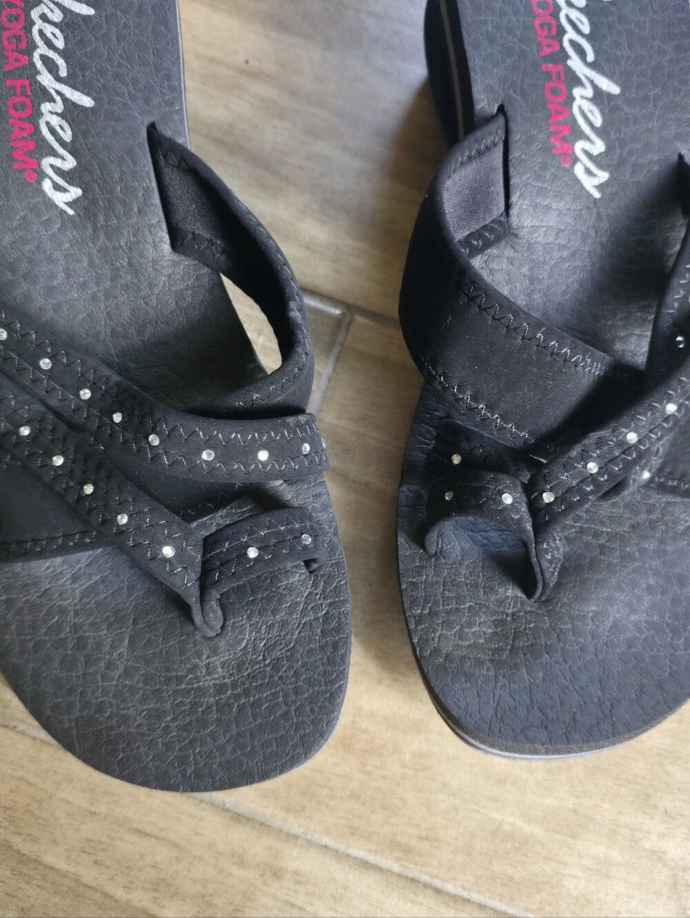 Skechers Yoga Foam Toe Ring Wedge Sandals Black Rhinestone Comfort Y2K Size 8 - Picture 3 of 15